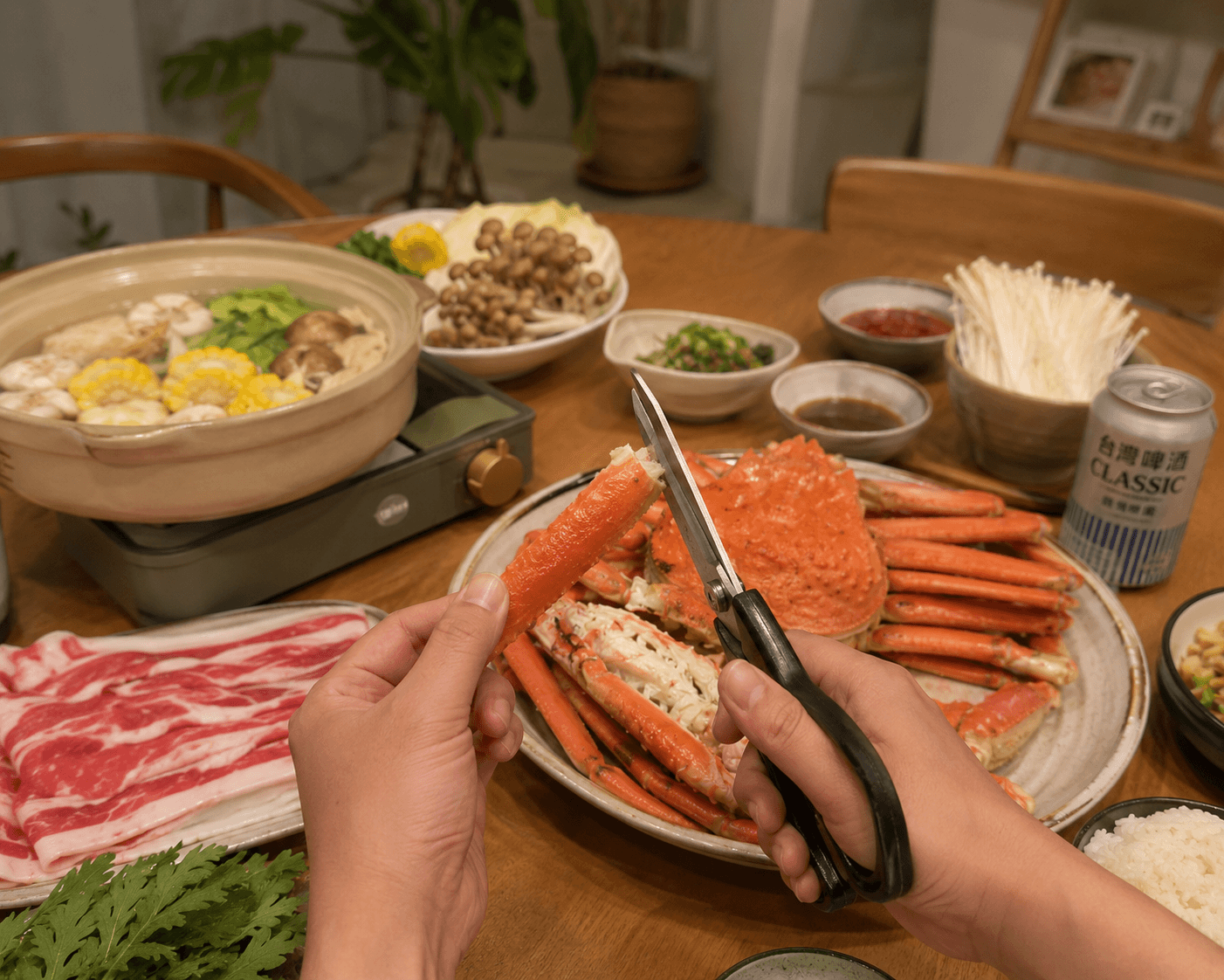 全家圍爐，剪開雪蟹腳搭配火鍋與白飯的餐桌